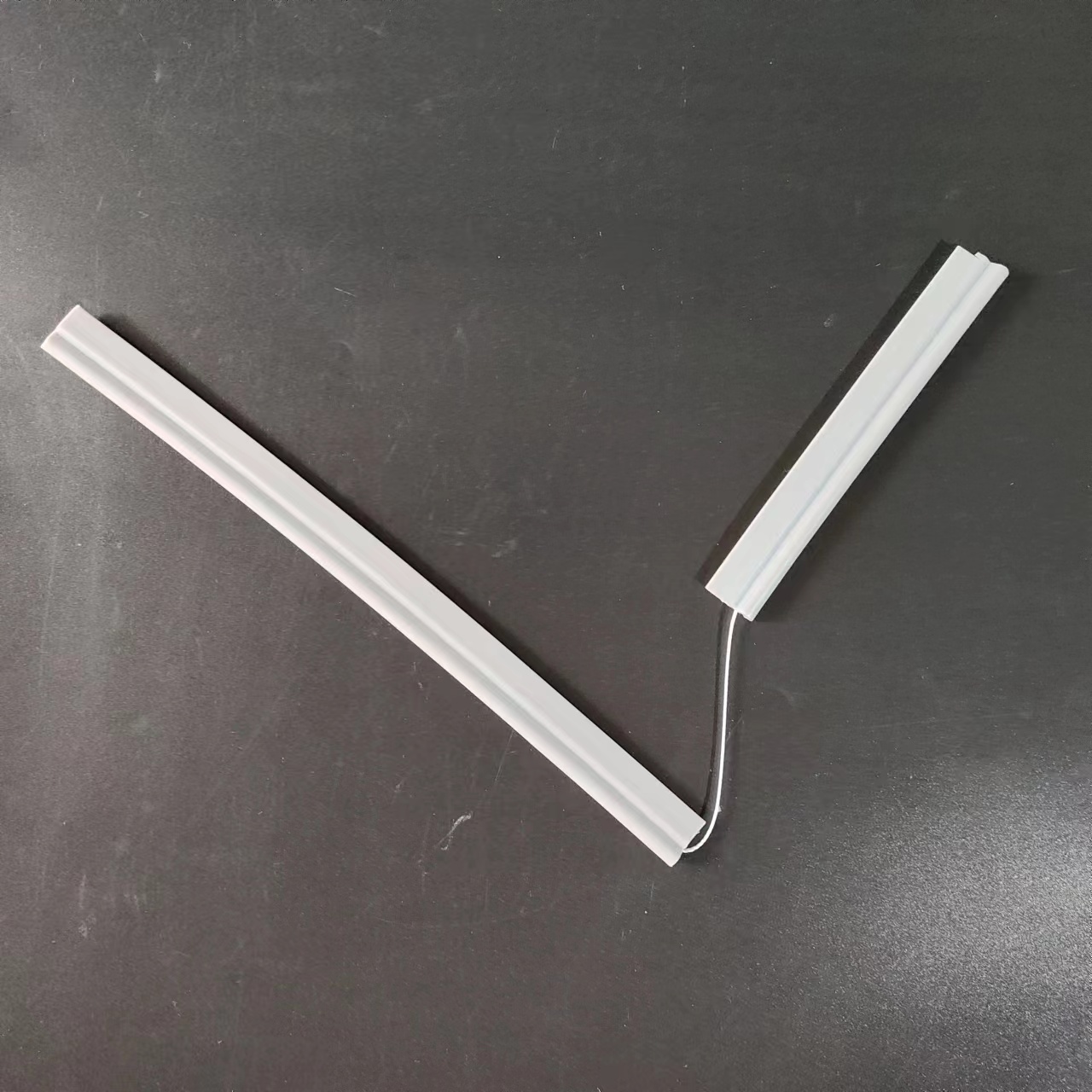 夾線矽膠密封條：優異性能助力工（gōng）業設備密（mì）封升級